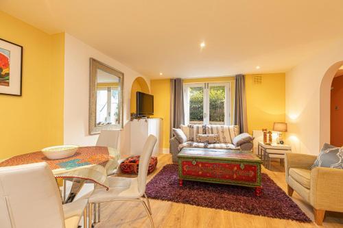 Stylish flat with garden in Notting Hill - Tap to explore photos