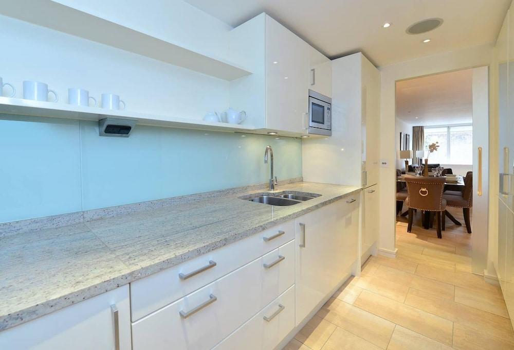 Modern 2 Bed Flat in the Heart of Kensington - Tap to explore photos