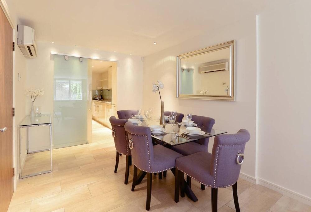Modern 2 Bed Flat in the Heart of Kensington - Tap to explore photos