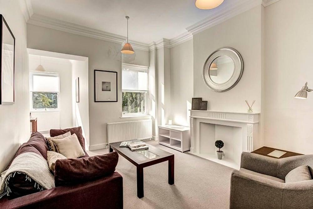 Spacious 2 Double Bedroom Apartment Kensington - Tap to explore photos
