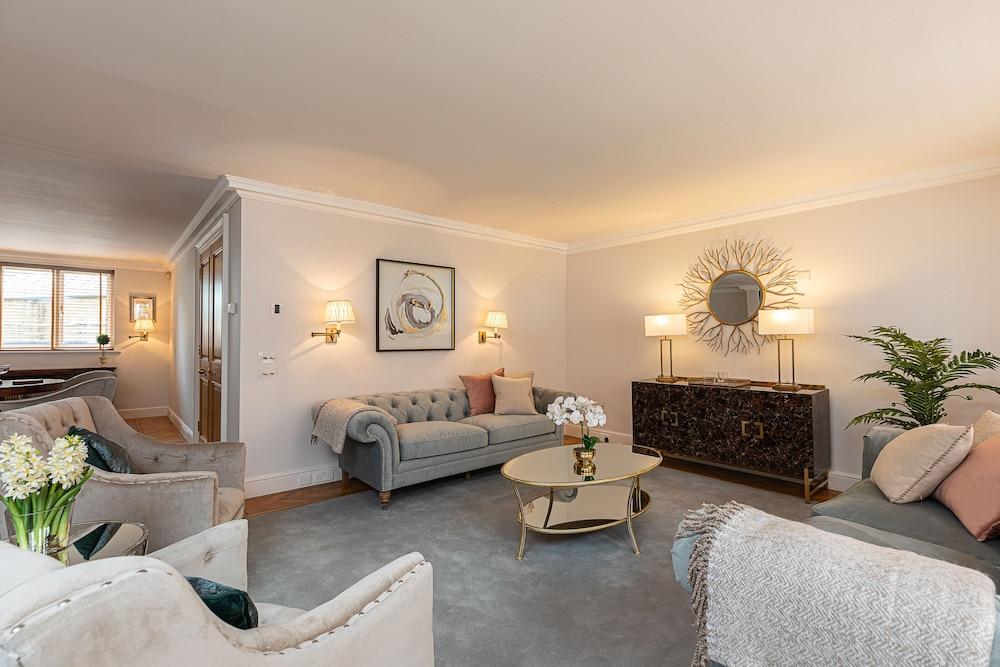 JOIVY Stunning 6-bed house near Harrods in Knightsbridge - Tap to explore photos