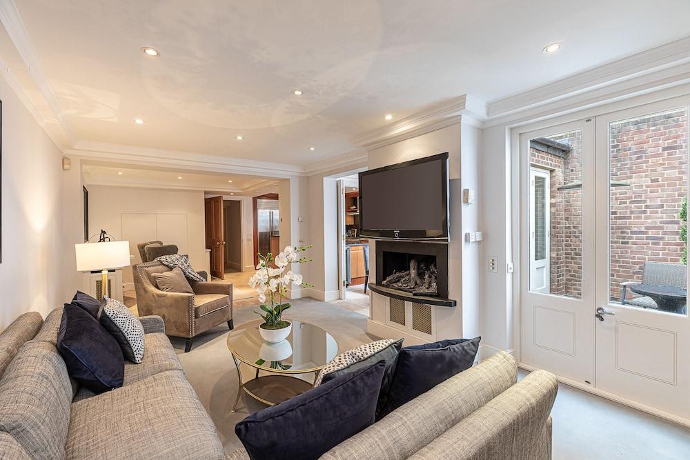JOIVY Stunning 6-bed house near Harrods in Knightsbridge - Tap to explore photos