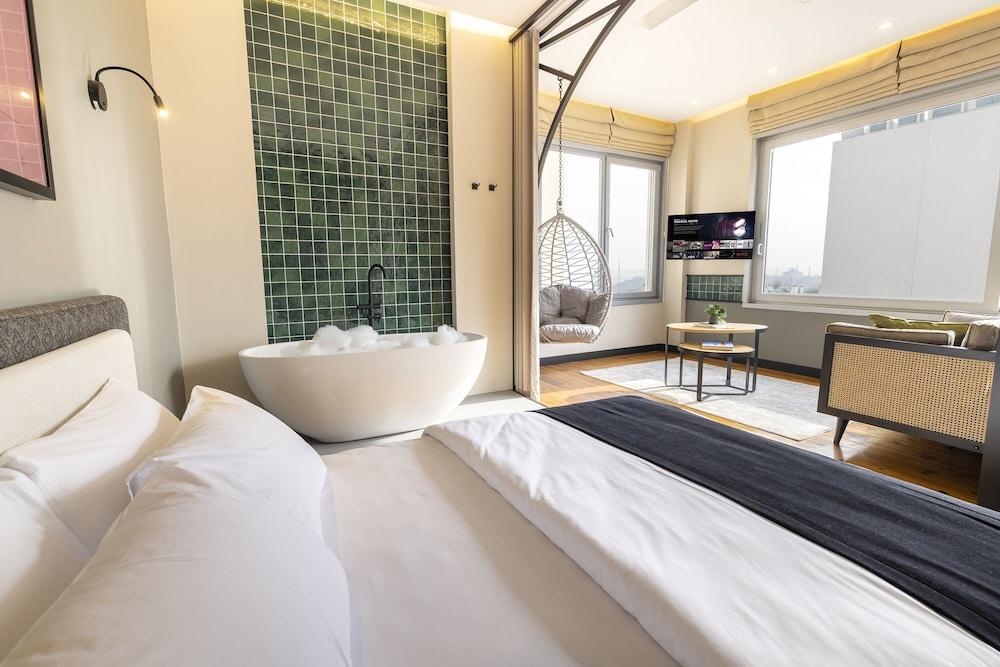 Upside Apartments Room Type - Honeymoon Penthouse, Hot Tub, Partial Sea View