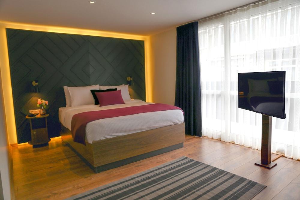 The Roomy Hotel Sisli - Tap to explore photos