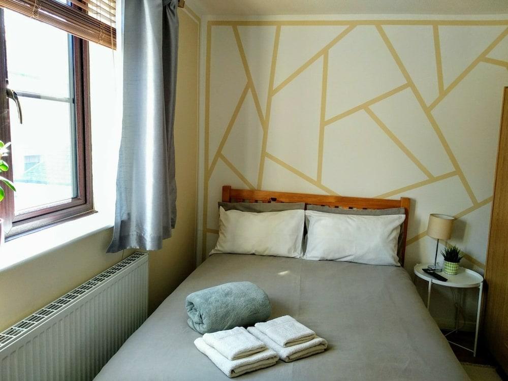 En-suite Rooms - Tap to explore photos