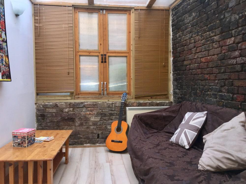 Stay in Kings Cross - Flat D - Tap to explore photos