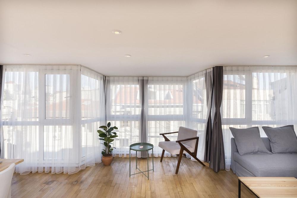 City Style Penthouse in Downtown - Tap to explore photos