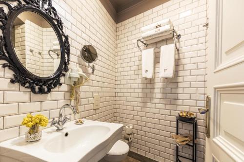 Petros Hotel Room Type - Deluxe Double or Twin Room