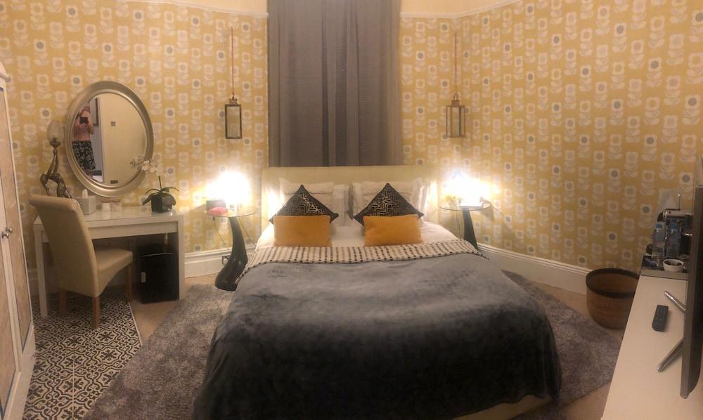 Charing Cross Rooms - B&B - Tap to explore photos