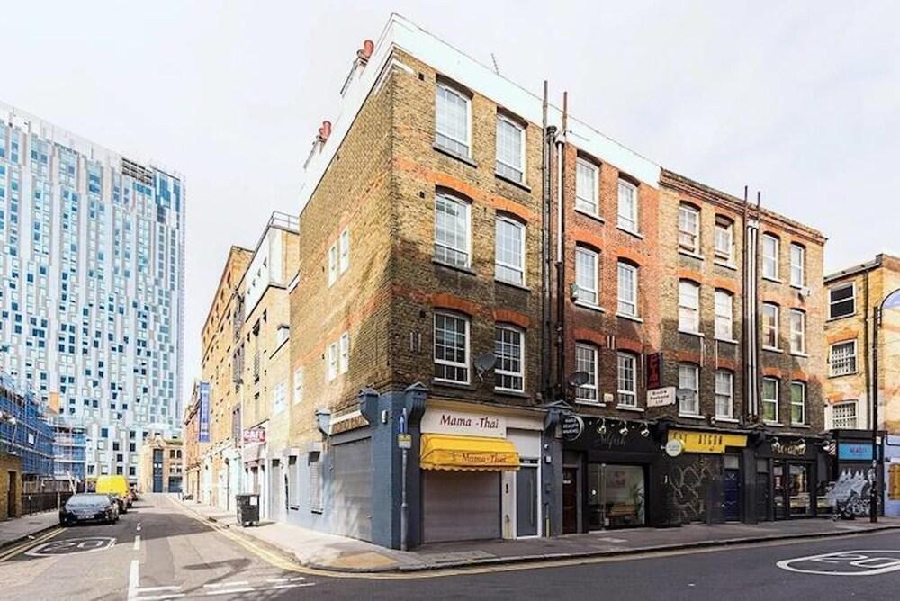 Toynbee Street Ro 5 · Splendid Room Close To Liverpool Street - Tap to explore photos