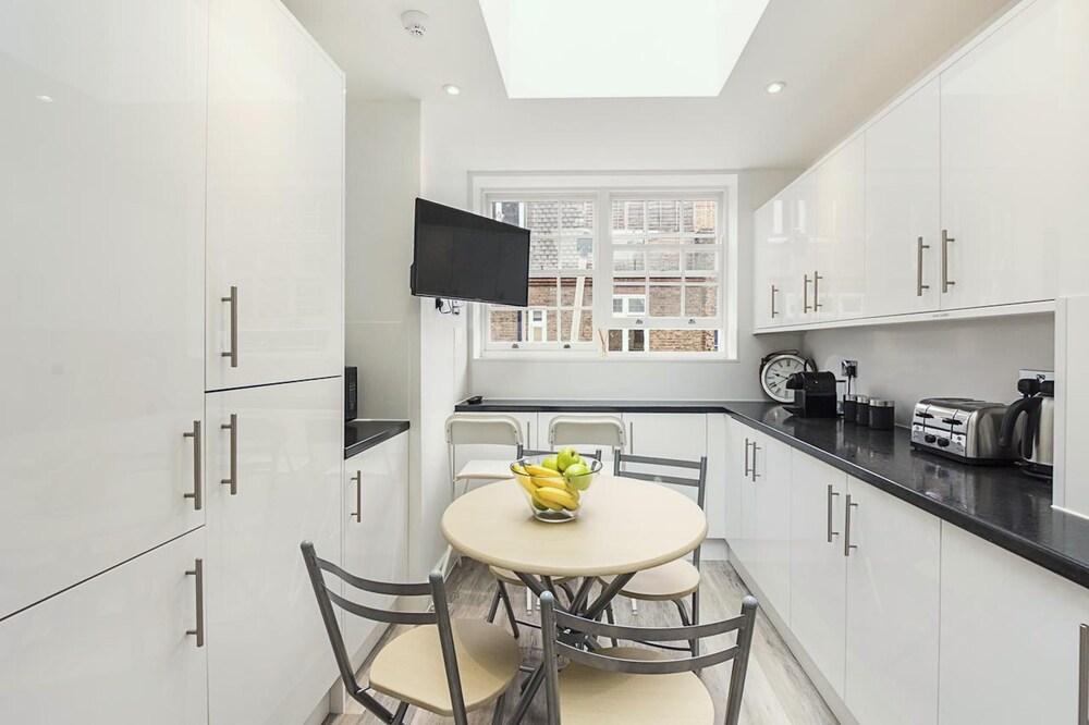 Toynbee Street Ro 5 · Splendid Room Close To Liverpool Street - Tap to explore photos
