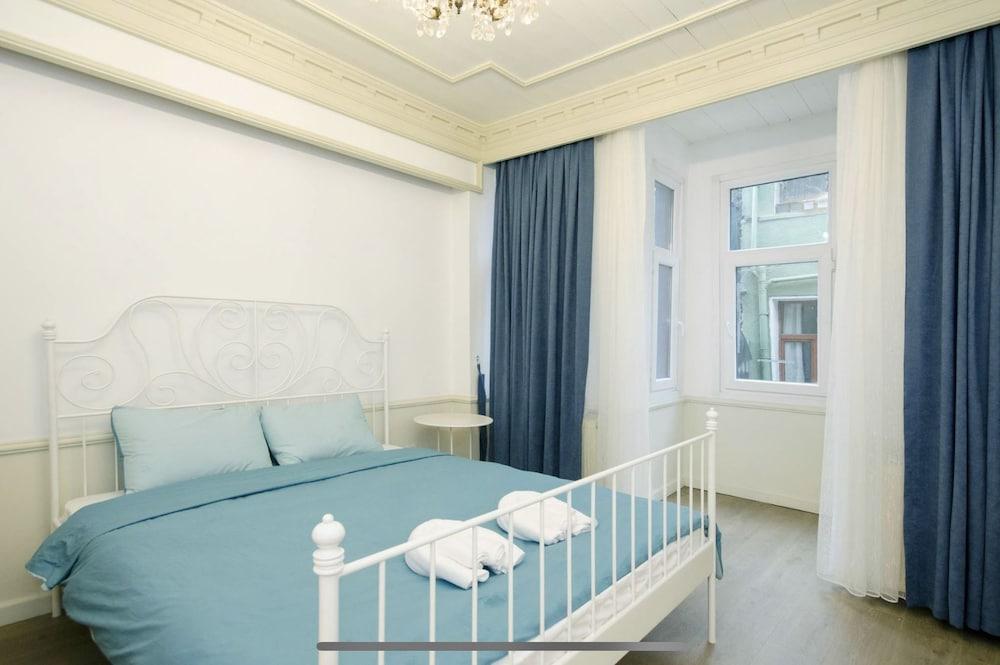 Stylish Triplex House Balat - Tap to explore photos