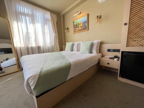 By Kinyas Hotel Room Type - Deluxe Double Room