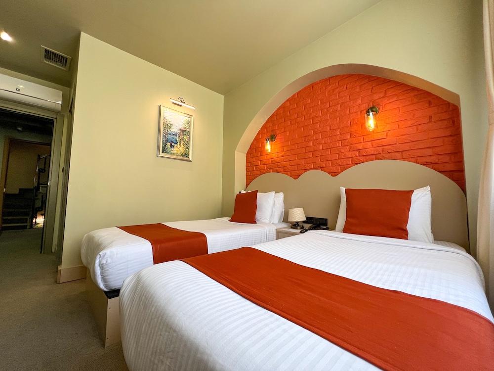 By Kinyas Hotel Room Type - Standard Twin Room, 1 Double or 2 Twin Beds