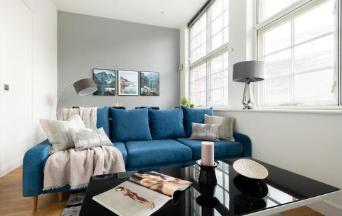 Modern and Spacious 3 bed apt next to The Shard - Tap to explore photos