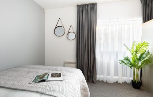 Modern and Spacious 3 bed apt next to The Shard - Tap to explore photos