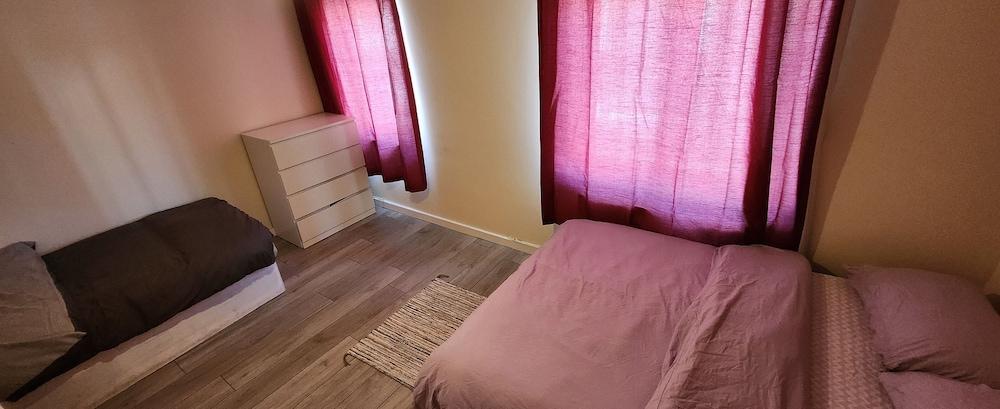 Lovely, Cosy House Easy Reach to Central London - Tap to explore photos
