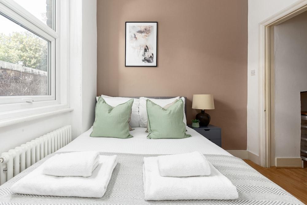 The Goldhawk Road apartments - Tap to explore photos
