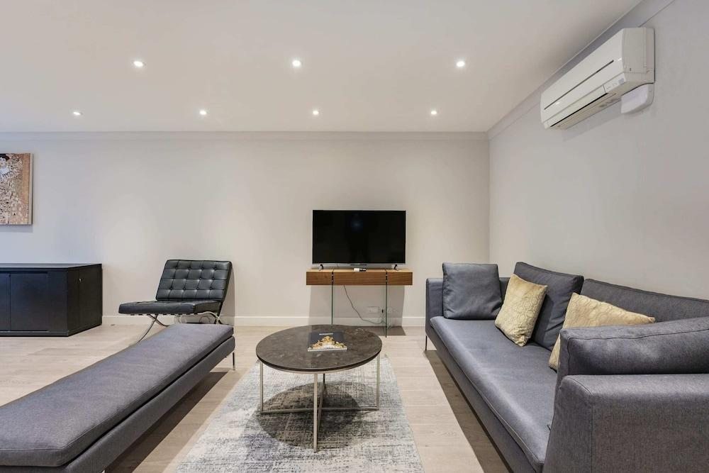 Stunning 2 Bed-hosted by Sweetstay - Tap to explore photos