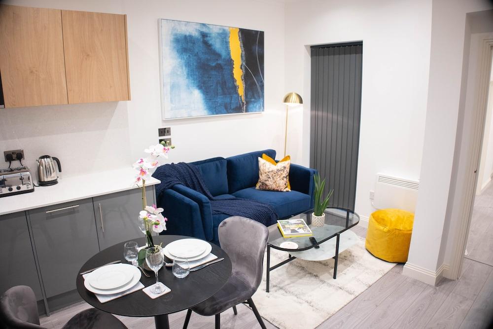 Premium 1 Bed Serviced Apartment in Greater London - Tap to explore photos