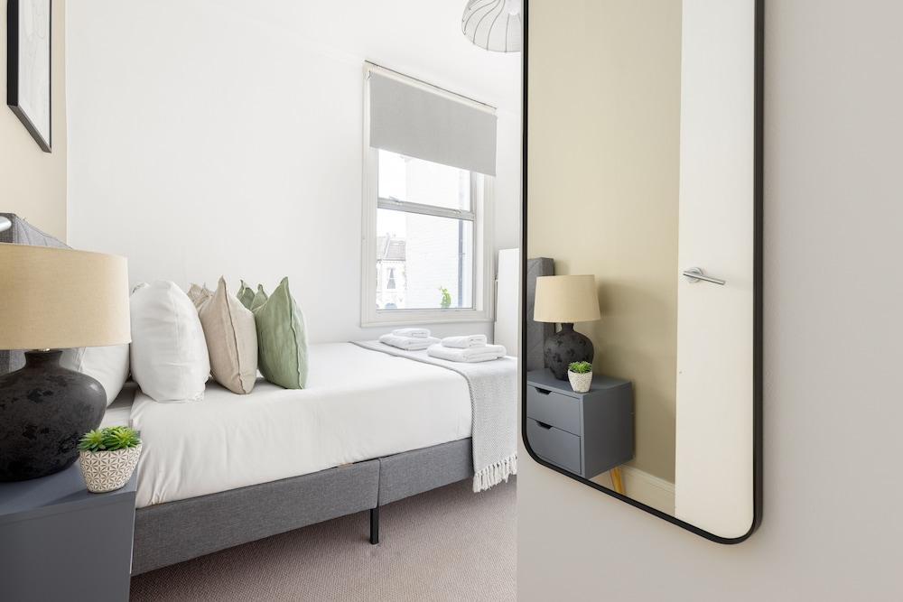 Amazing Flat in Battersea - Tap to explore photos
