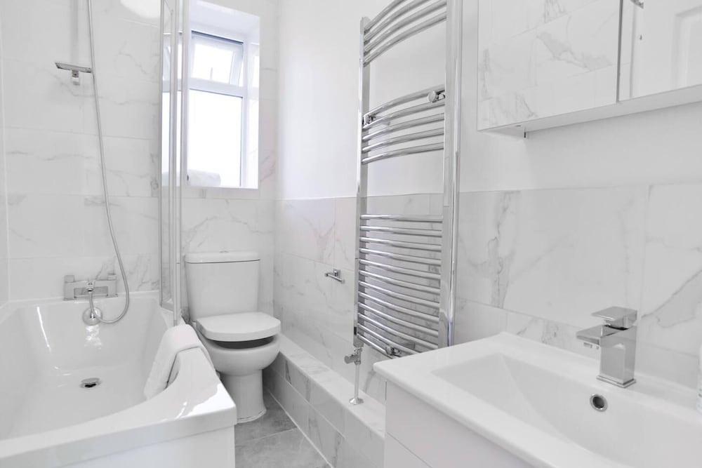 Elegant Studio In Euston - Tap to explore photos