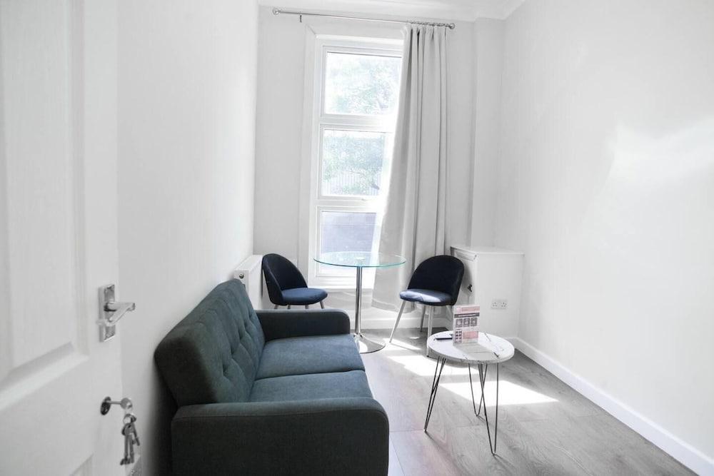 Elegant Studio In Euston - Tap to explore photos