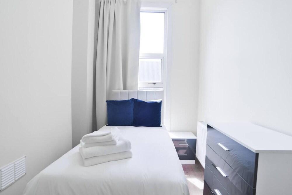 Elegant Studio In Euston - Tap to explore photos