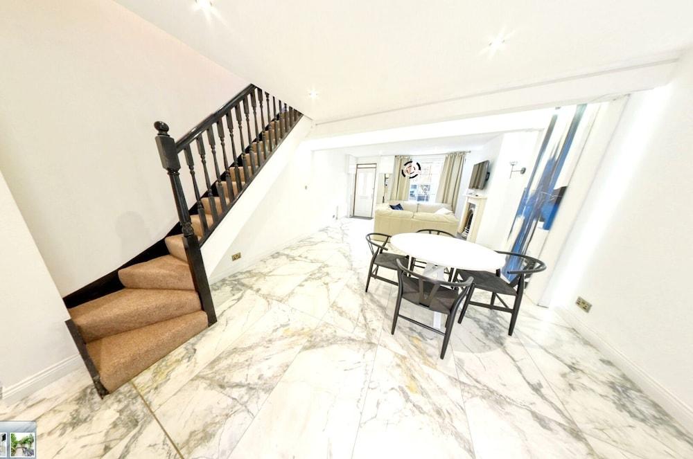 Charming 2-bed House in London - Tap to explore photos