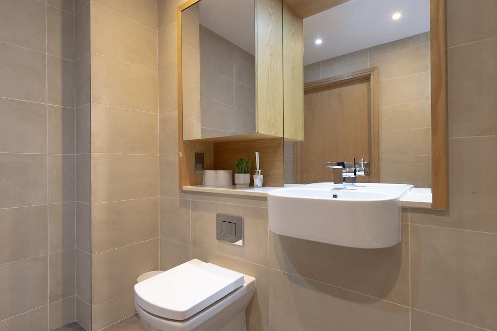 Luxury Apartment - City of London - Sleeps 4 - Tap to explore photos