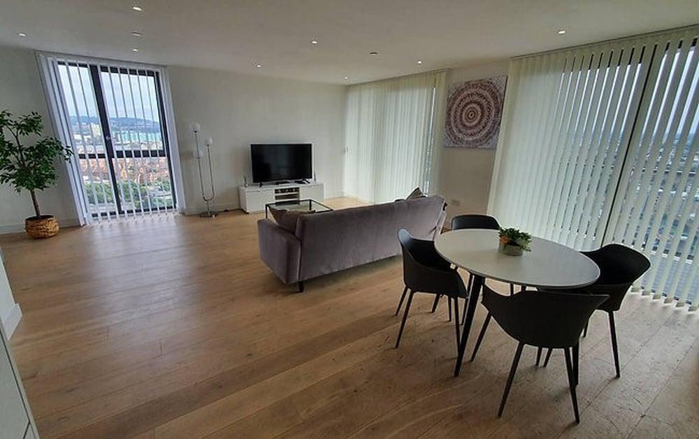 Royal Wharf Excel - 2 Bed Close To City Airport - Tap to explore photos