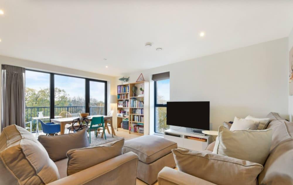 Lovely Luminous 3 Bed Flat, With Secure Ev Parkng - Tap to explore photos