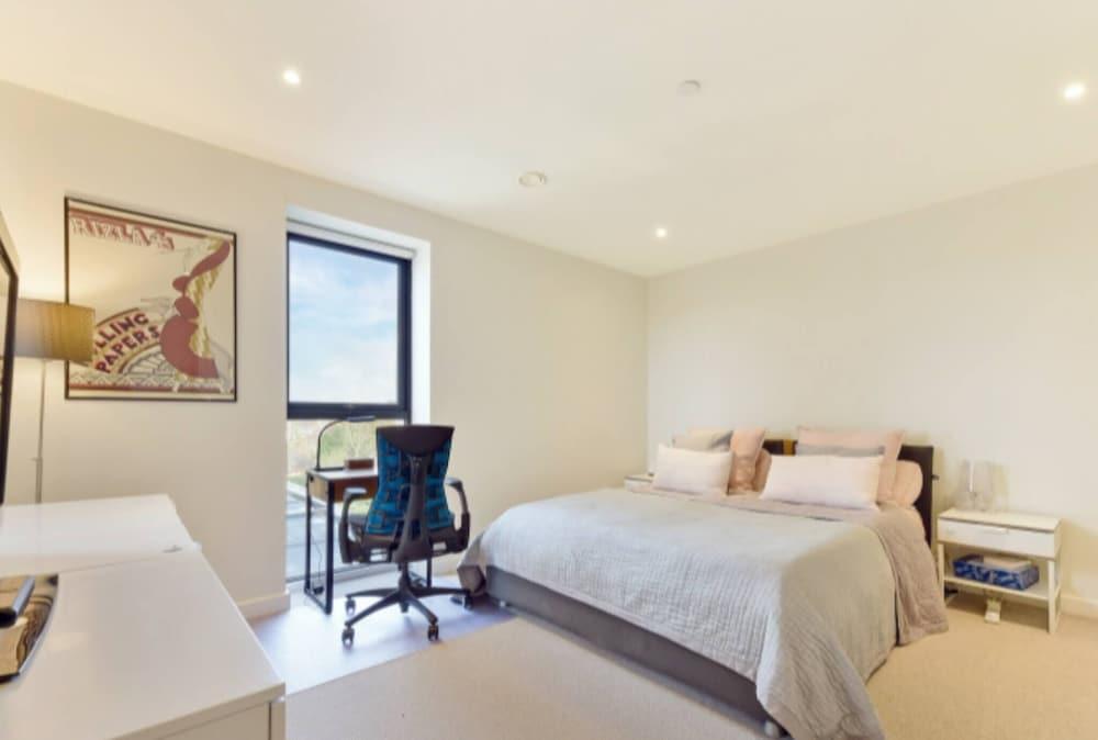 Lovely Luminous 3 Bed Flat, With Secure Ev Parkng - Tap to explore photos