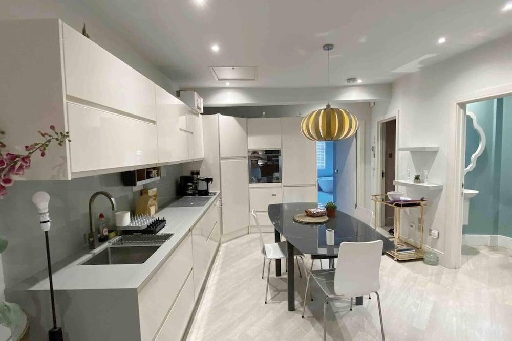 Charming 2-bed Apt With 2 Bathtub Central London - Tap to explore photos