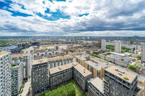 Luxurious Spacious 2Bed Suites Skyline River Views by Canary Wharf - Tap to explore photos