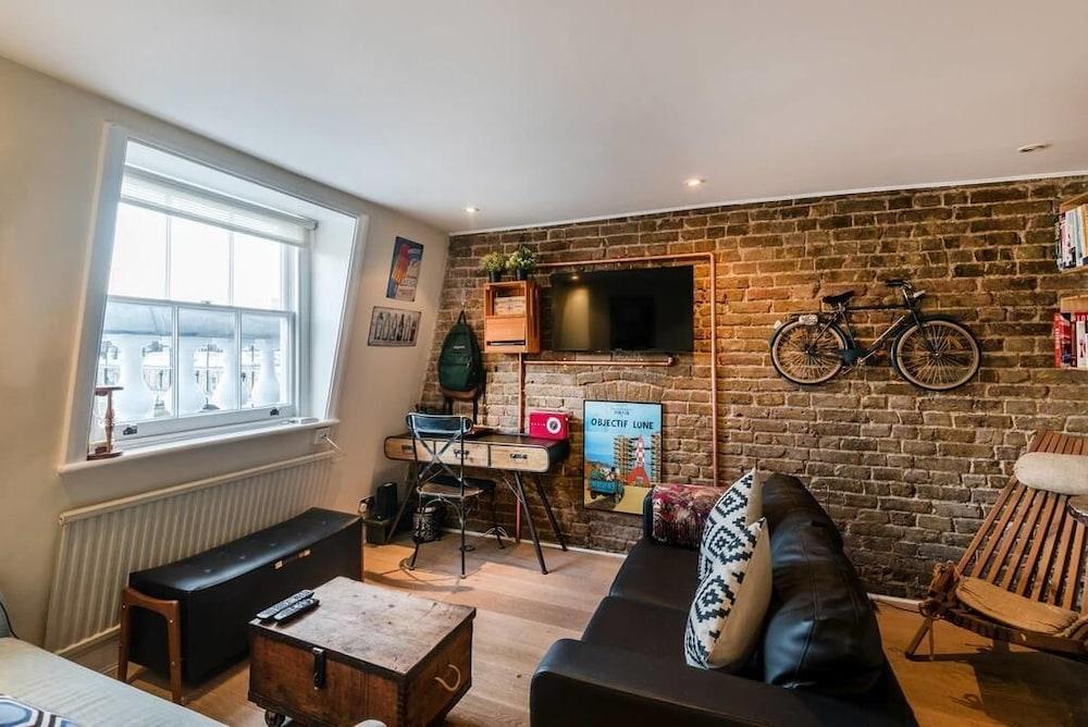 Lovely 1BR Flat Walk to Hyde Park - Tap to explore photos