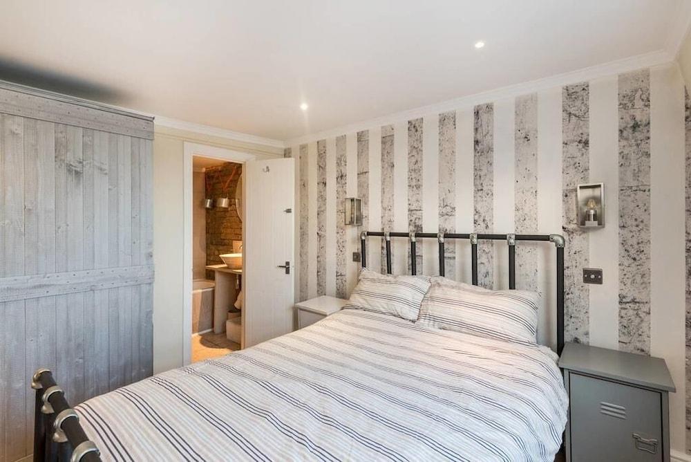 Lovely 1BR Flat Walk to Hyde Park - Tap to explore photos
