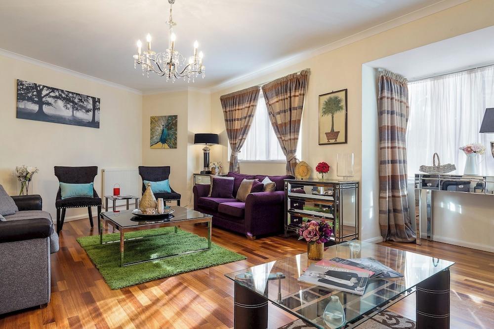 Luxury Villa 6-bed Next to Marble Arch - Tap to explore photos