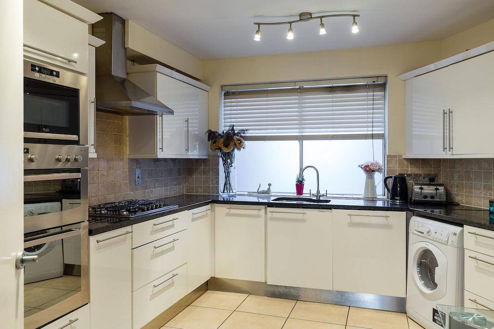Luxury Villa 6-bed Next to Marble Arch - Tap to explore photos