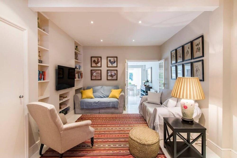 Delightful 2-bed Home, Fulham - Tap to explore photos