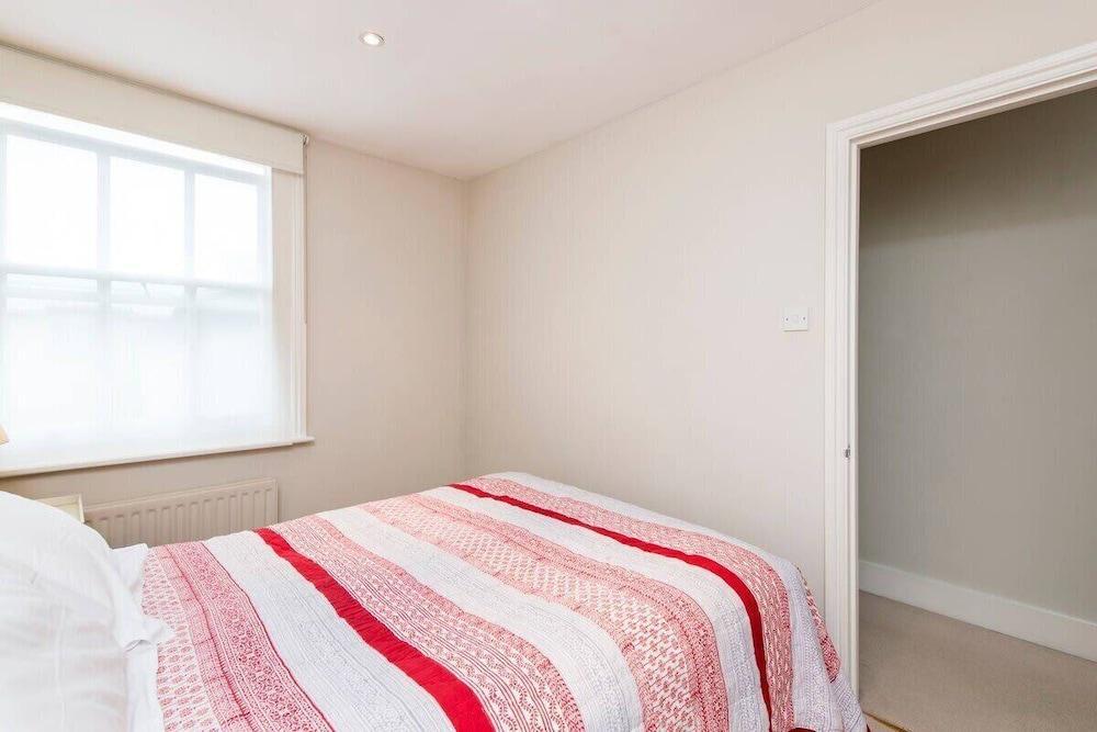 Delightful 2-bed Home, Fulham - Tap to explore photos