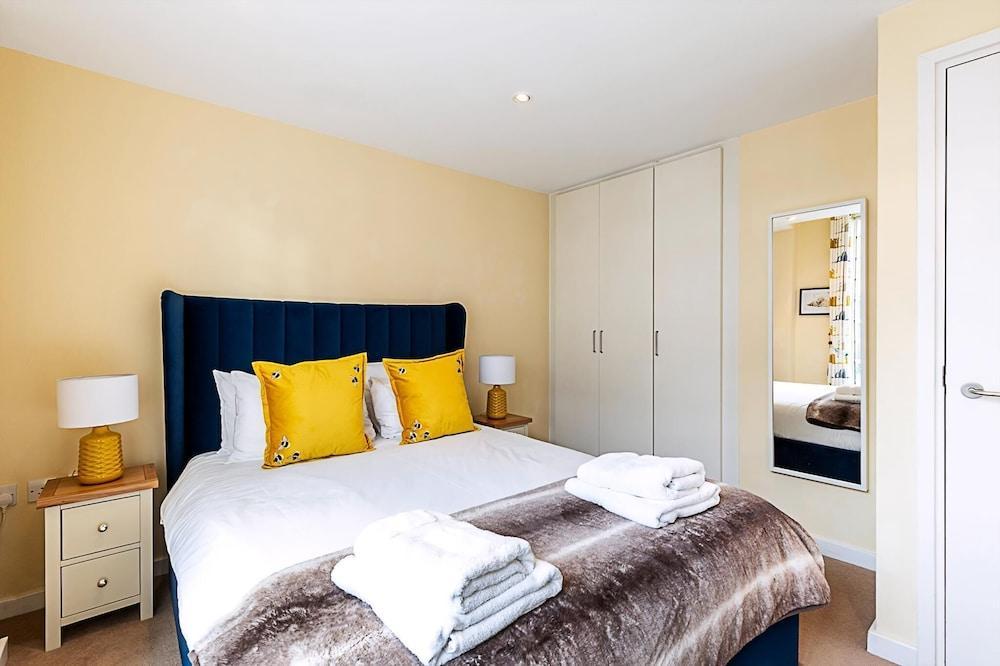 Luxury and Modern Bayswater Apartment - Tap to explore photos