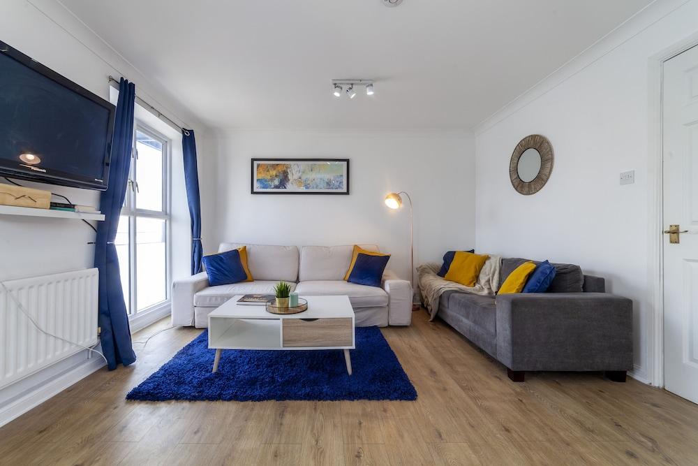 Homely 2-bed Apartment in London - Tap to explore photos
