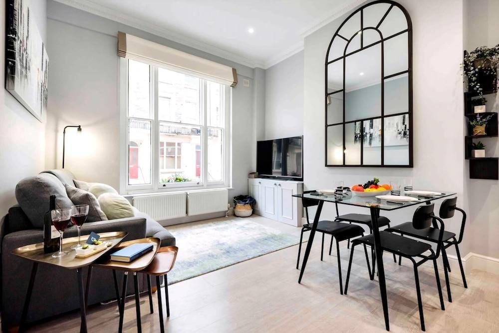 Bright and Modern Bayswater Apartment - Tap to explore photos