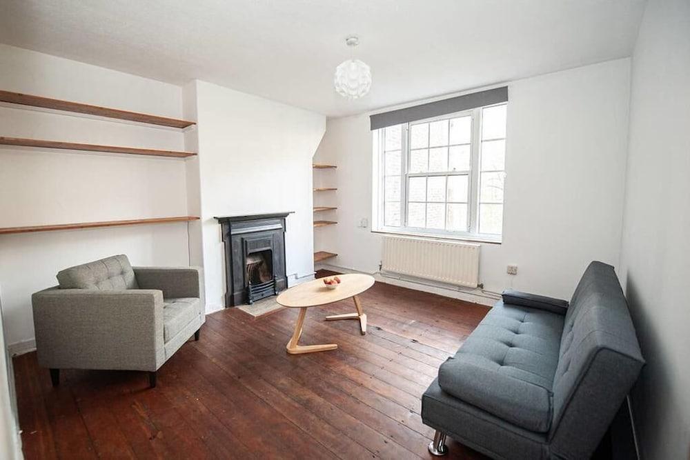 Central London 2BR Apartment in Waterloo - Tap to explore photos