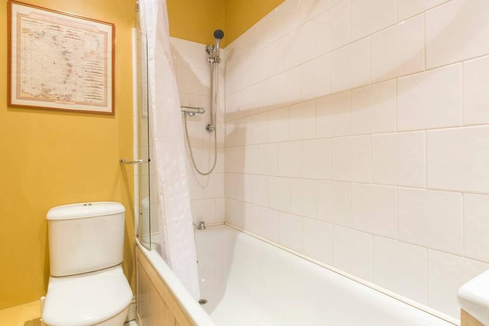 Charming 1 Bedroom Flat in Iconic Chelsea - Tap to explore photos
