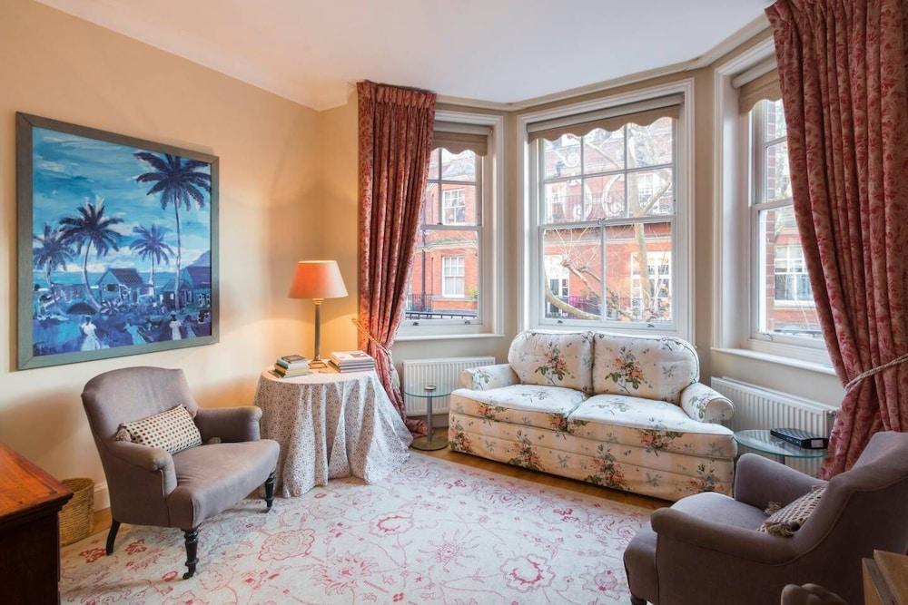 Charming 1 Bedroom Flat in Iconic Chelsea - Tap to explore photos