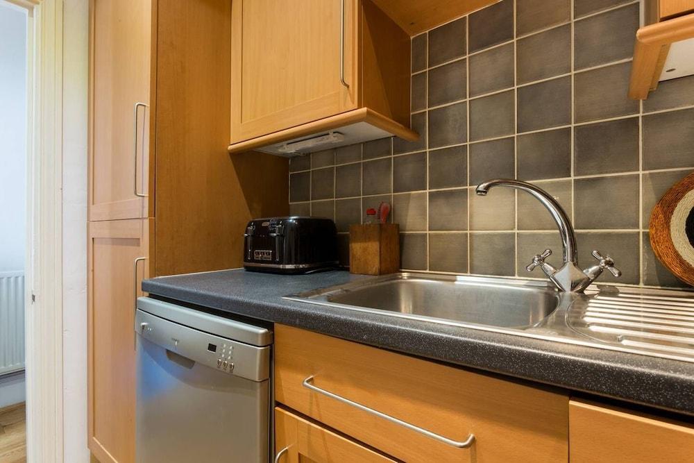 Bright and Beautiful 2 Bed Flat Near Hyde Park - Tap to explore photos