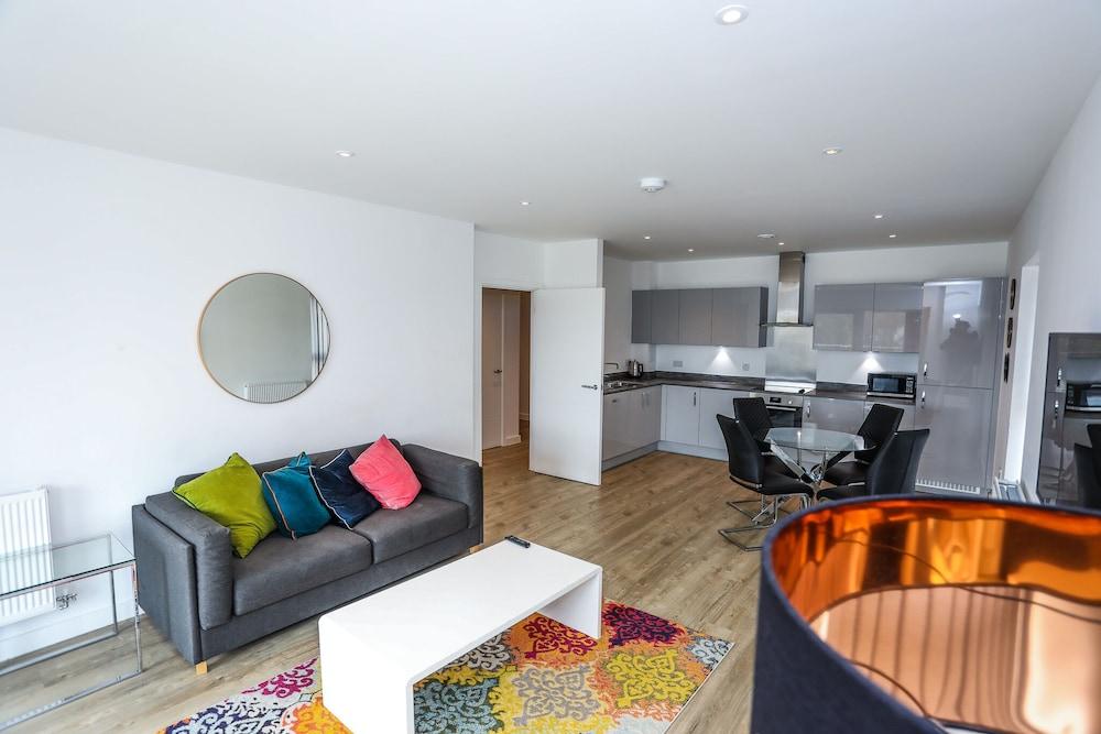 Exquisite One Bed Apartment - Tap to explore photos