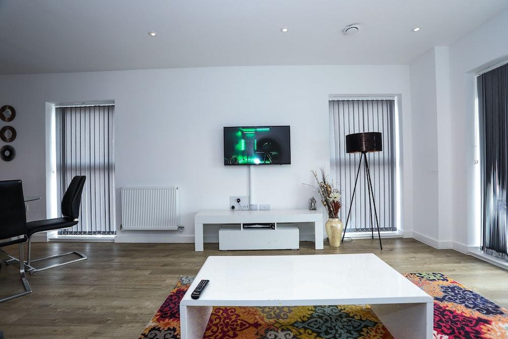 Exquisite One Bed Apartment - Tap to explore photos